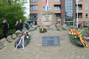 PvdA Zuidhorn legt bloemen bij herdenkingsmonumenten